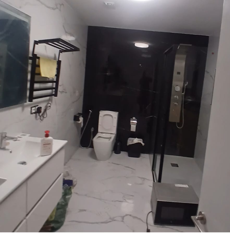 Baño reformado con ducha de obra y mármol en Madrid